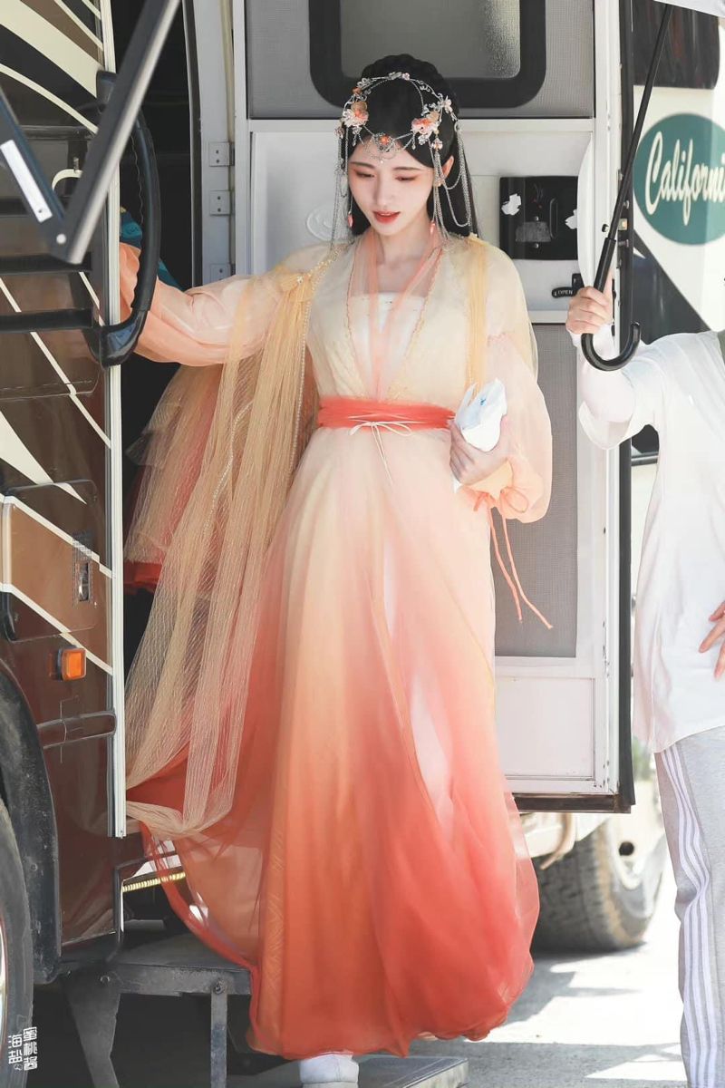 Embracing the Youthful Charm of Qipao:The New Age of Cheongsam for the 30-Year-Old Generation Embracing the Youthful Charm of Qipao:The New Age of Cheongsam for the 30-Year-Old Generation