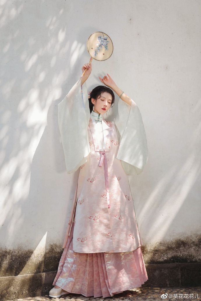 Elegant Combination:The Matched Charm of Ma-Face Skirt,White Shoes and Modern Style Elegant Combination:The Matched Charm of Ma-Face Skirt,White Shoes and Modern Style