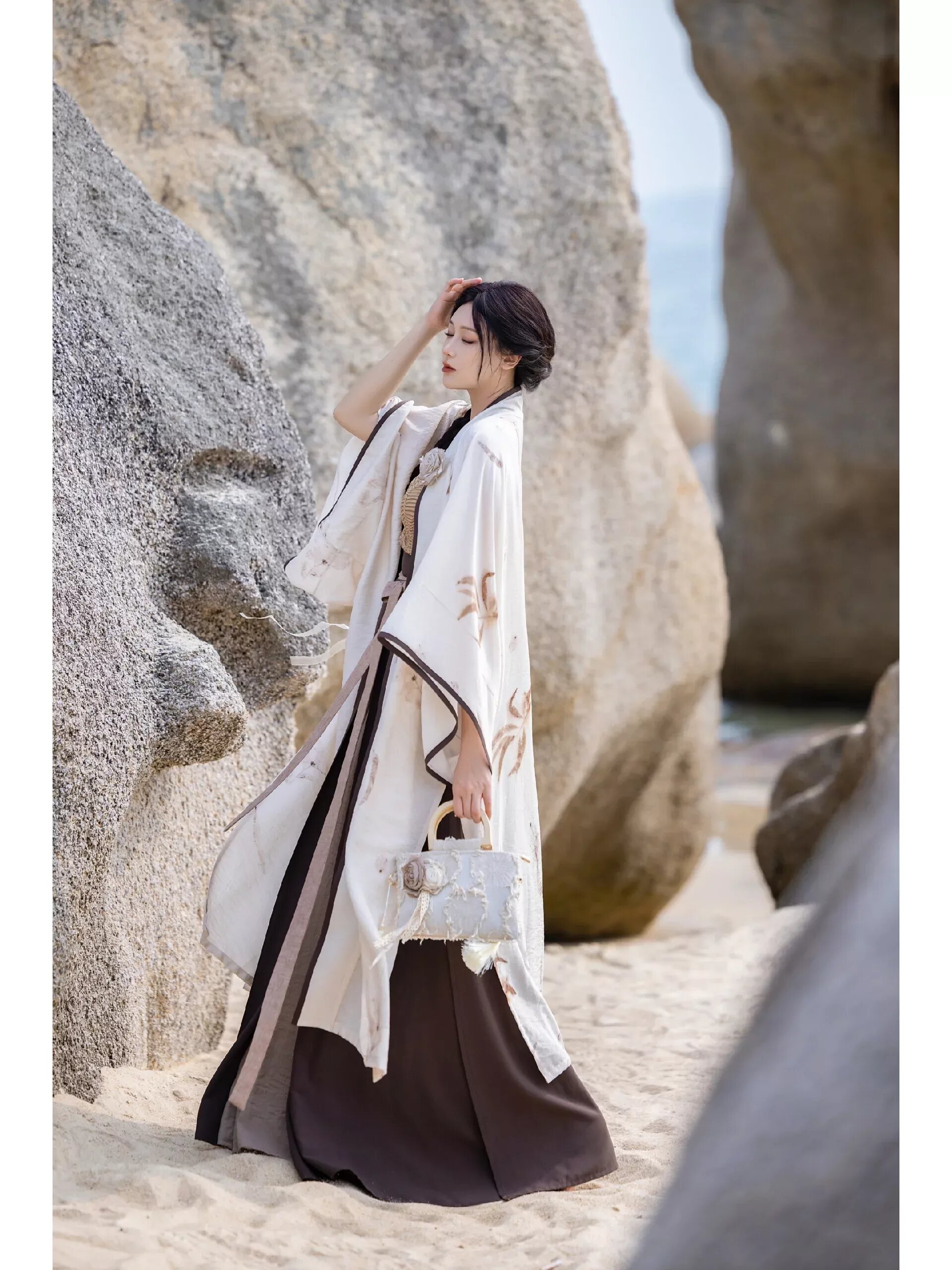The Enchantment of a Pink Thousand-Mile Landscape on a Horseback Skirt The Enchantment of a Pink Thousand-Mile Landscape on a Horseback Skirt