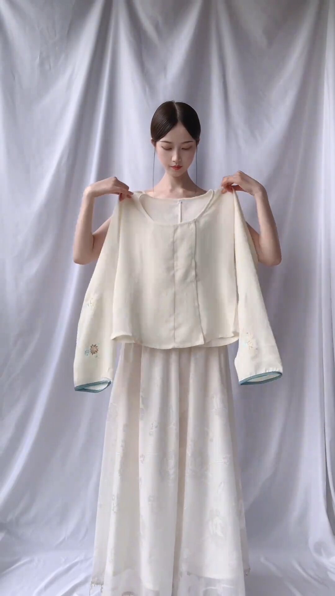 Chinese Hanfu Student Girls:Embracing Traditional Elegance in Modern Times Chinese Hanfu Student Girls:Embracing Traditional Elegance in Modern Times