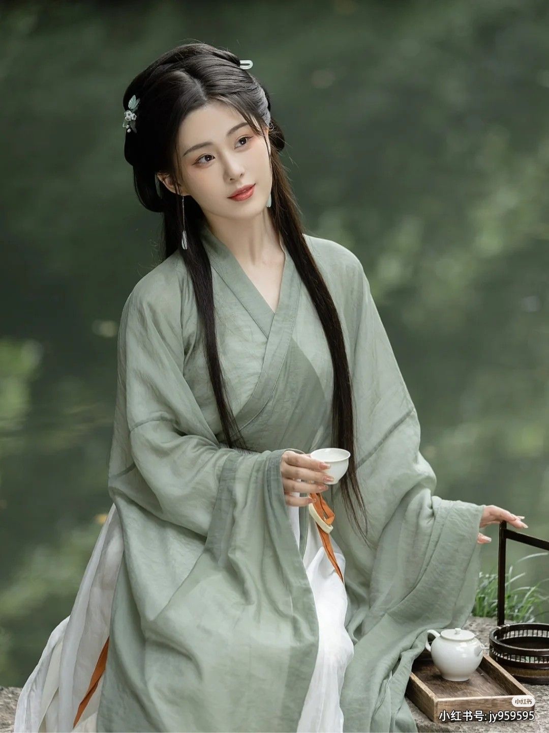 The Splendor of Traditional Chinese Clothing:The Drawing of Spring in Hanfu Fashion