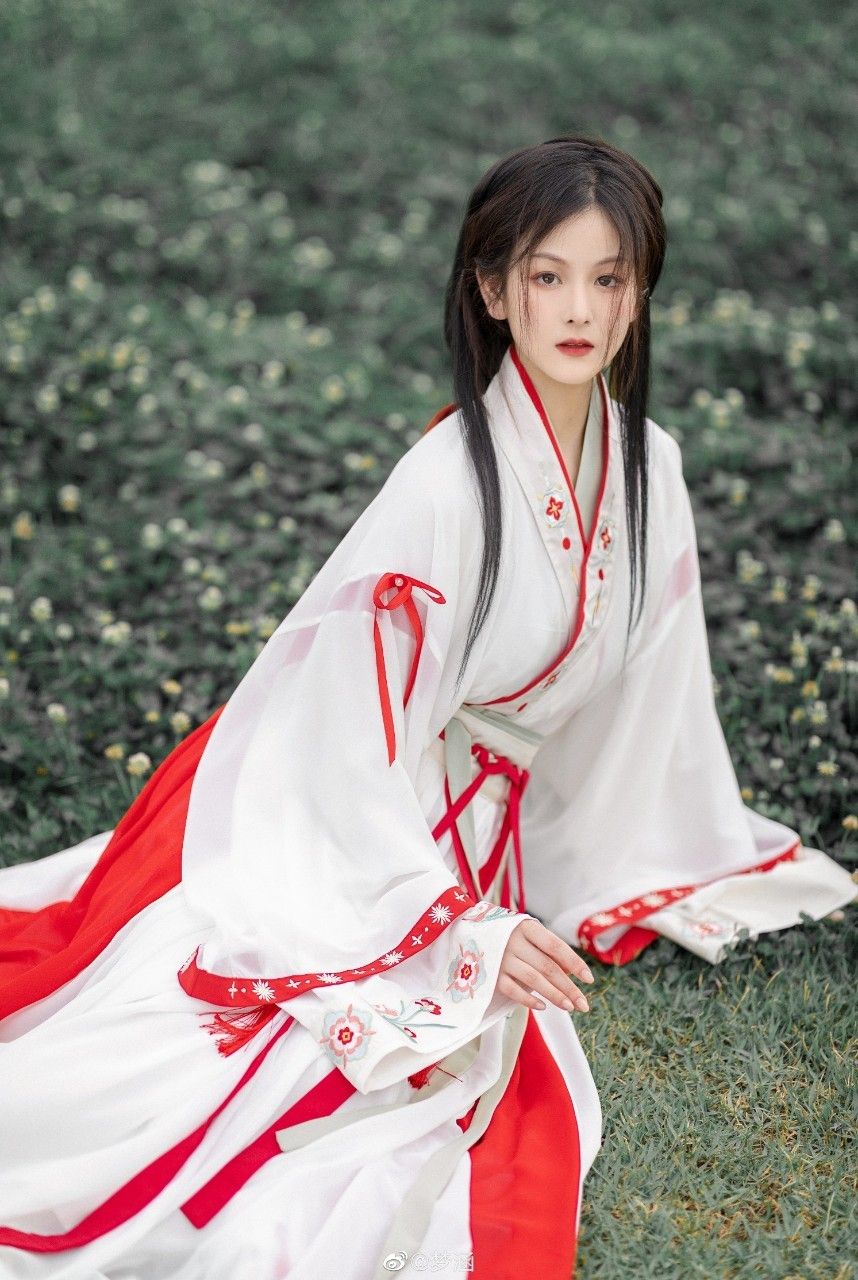 The Art of Hanfu Yajins:A Guide to the Steps of Wearing a Traditional Chinese Clothing
