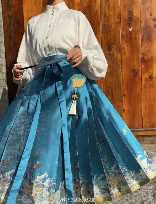 Adult Headdress Ideas for Pairing with a Horseface Skirt Adult Headdress Ideas for Pairing with a Horseface Skirt
