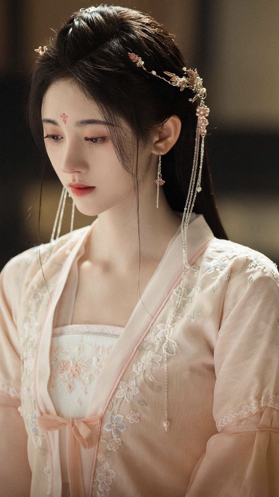 The Hidden Charm of Hanfu:The Insight of a Diabolically Ingenious Traditional Chinese Costume The Hidden Charm of Hanfu:The Insight of a Diabolically Ingenious Traditional Chinese Costume