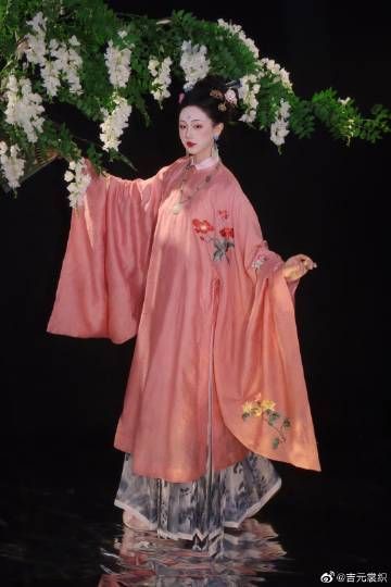 The Journey of a Modern Student in Traditional Hanfu:A Tale of Ancient Charm The Journey of a Modern Student in Traditional Hanfu:A Tale of Ancient Charm