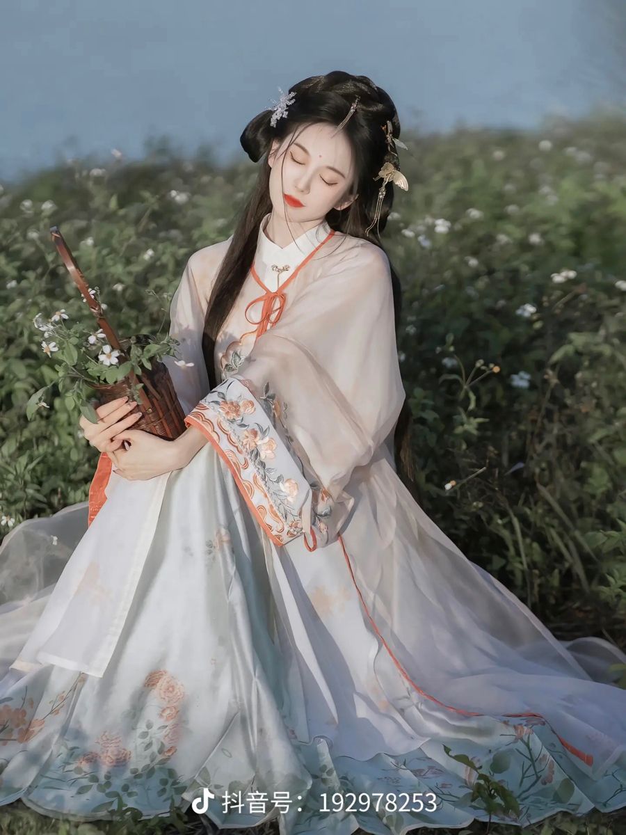 Vintage Hair Accessories and Cheongsam:A Blend of Traditional Elegance Vintage Hair Accessories and Cheongsam:A Blend of Traditional Elegance