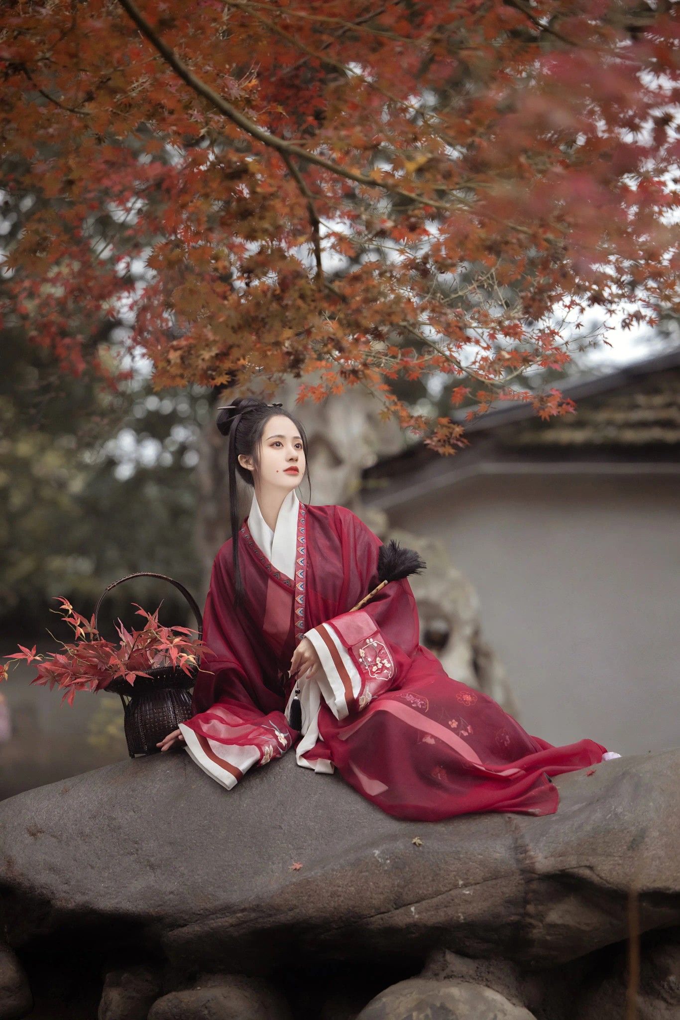 Embracing Winter in a Modern Cheongsam:Fashionable Evolution of Traditional Elegance Embracing Winter in a Modern Cheongsam:Fashionable Evolution of Traditional Elegance