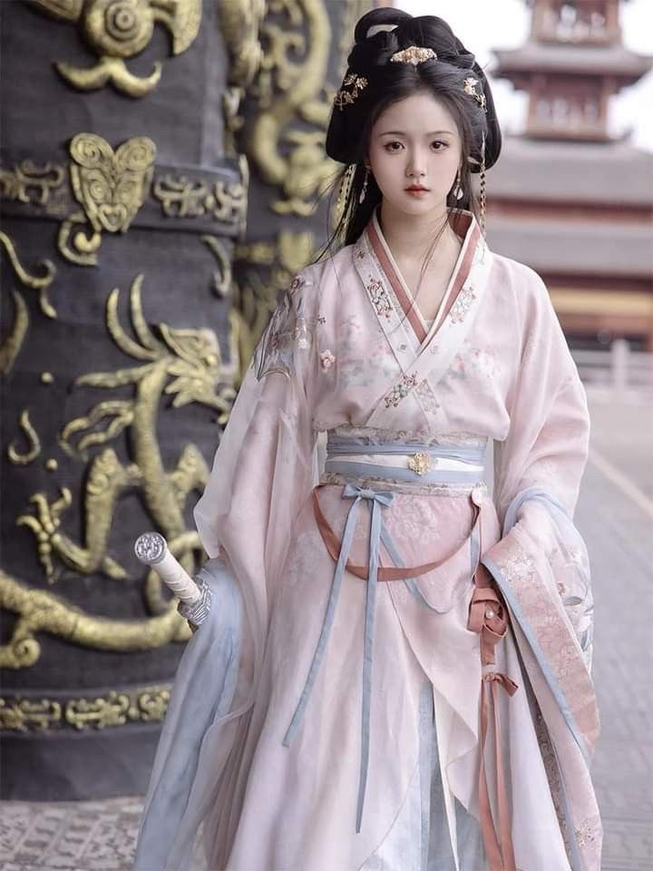 The Splendor of Red Hair Ornaments in Traditional Hanfu Fashion The Splendor of Red Hair Ornaments in Traditional Hanfu Fashion