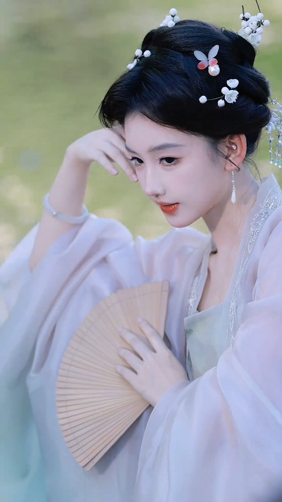 Chinese Girls Tang-Style Cheongsam for New Years Greetings:A Blend of Tradition and Modernity Chinese Girls Tang-Style Cheongsam for New Years Greetings:A Blend of Tradition and Modernity