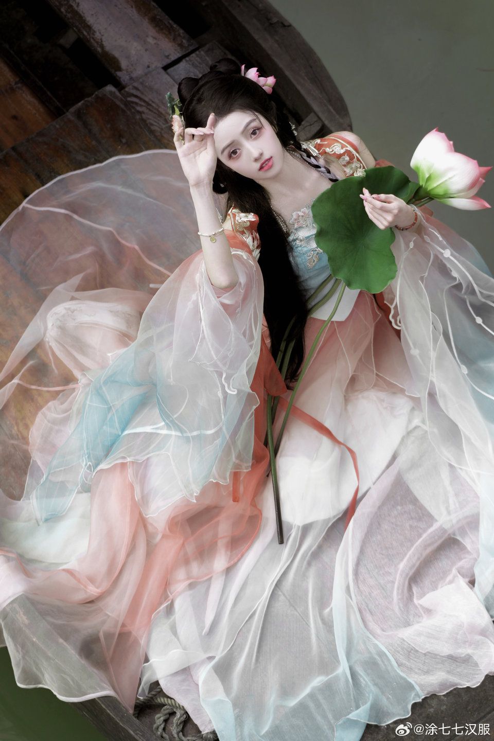 Master of Splendid Splendor:Lin Luojing in the Realm of Hanfu Fashion Master of Splendid Splendor:Lin Luojing in the Realm of Hanfu Fashion