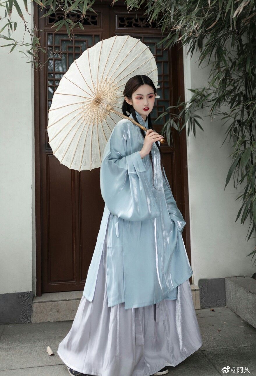 Modern Hanfu:The Evolution of Traditional Chinese Clothing Modern Hanfu:The Evolution of Traditional Chinese Clothing