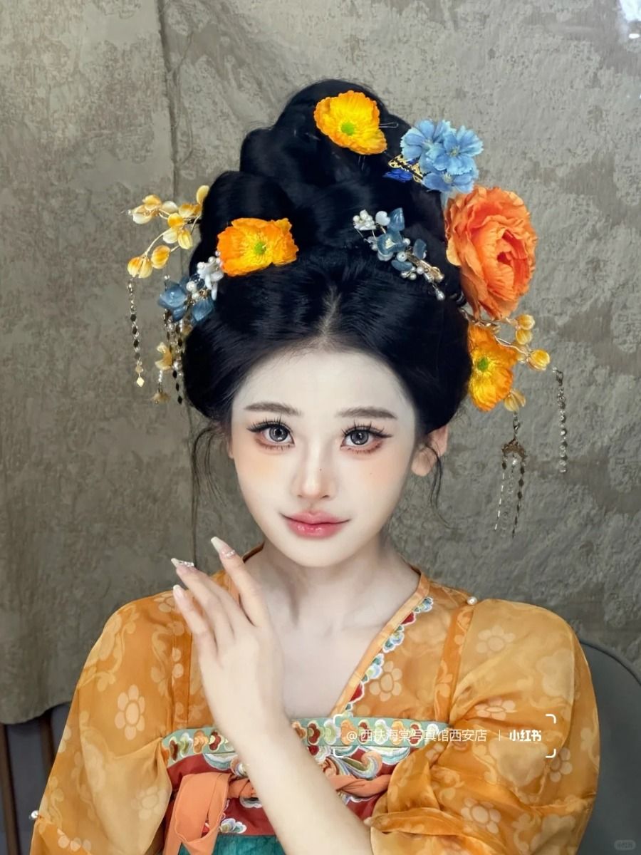 The Evolution of Cheongsam Edge Clasp:A Cultural Perspective The Evolution of Cheongsam Edge Clasp:A Cultural Perspective