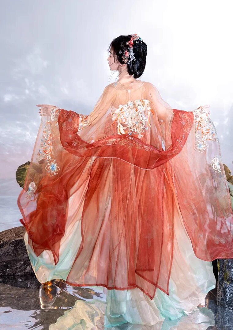 Elegant Pairing of Horseface Skirt and Traditional Fan Elegant Pairing of Horseface Skirt and Traditional Fan