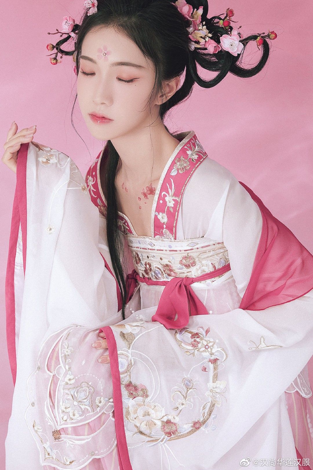 Hanfu Fashion:Summer女装 for Female Students in Traditional Chinese Attire Hanfu Fashion:Summer女装 for Female Students in Traditional Chinese Attire