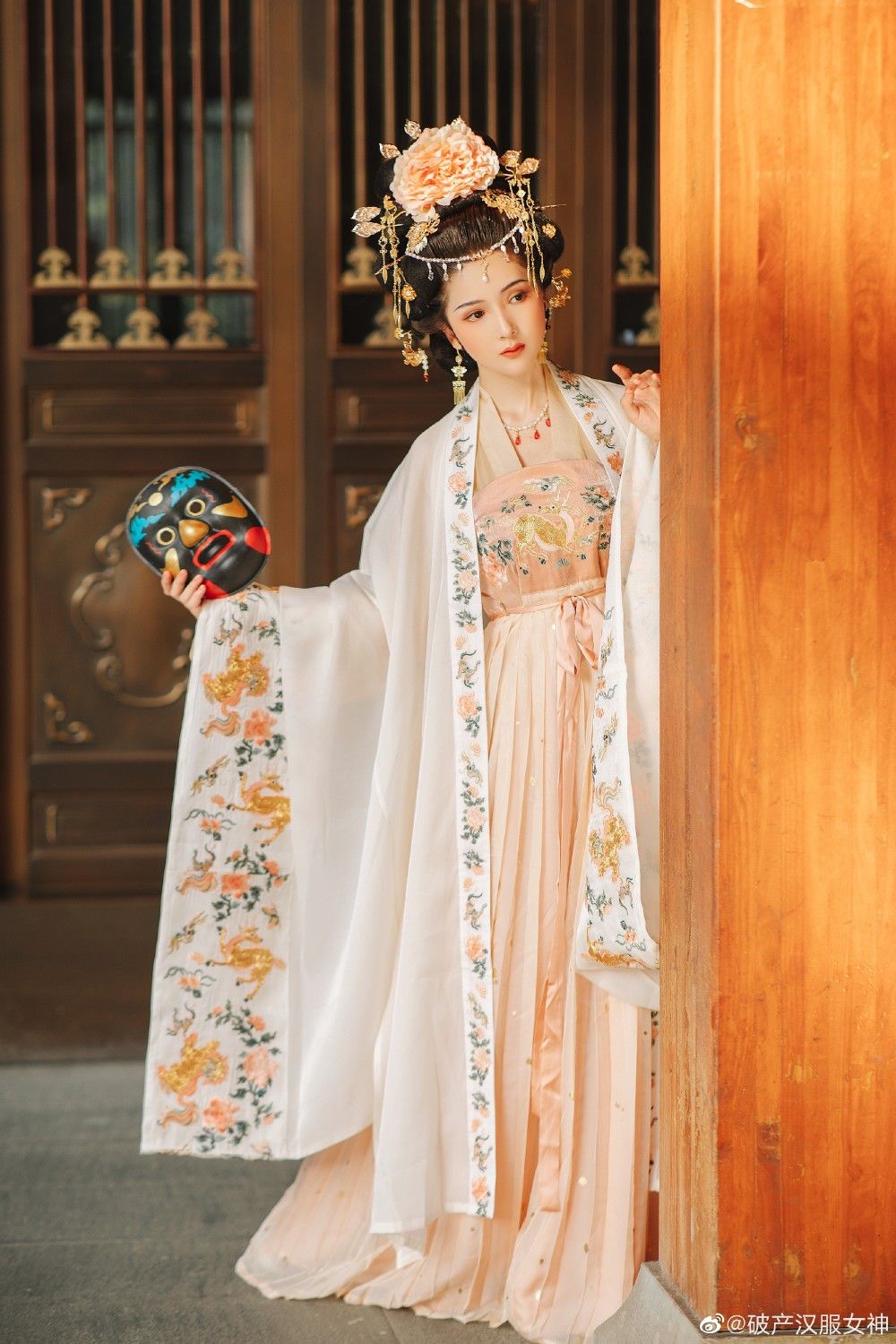 The Splendor of Hanfu in the Summer of Wei and Jin Dynasties The Splendor of Hanfu in the Summer of Wei and Jin Dynasties