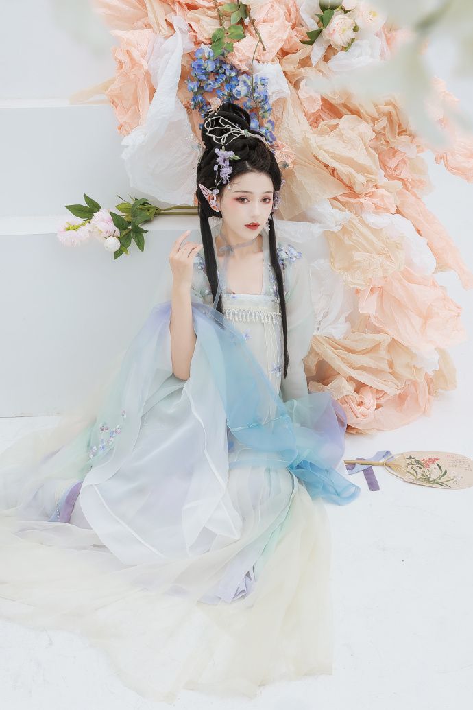 New Arrivals of Traditional Chinese童装汉服 for 6-Year-Old Girls New Arrivals of Traditional Chinese童装汉服 for 6-Year-Old Girls