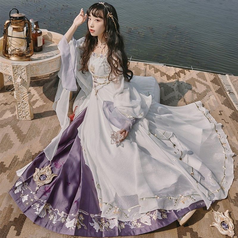 The Evolution of Traditional Opera and the Revival of Hanfu Costumes in Modern Context The Evolution of Traditional Opera and the Revival of Hanfu Costumes in Modern Context
