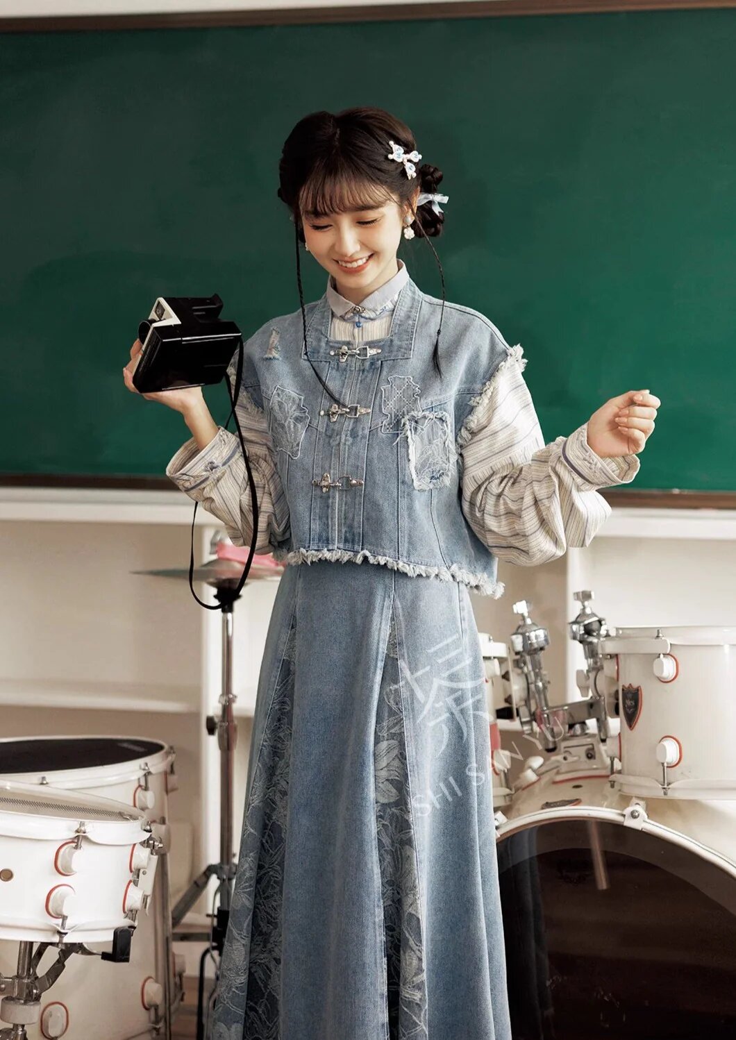 Embracing the Elegance of Modern Chinese Qipao:A Journey in Fashionable Revival
