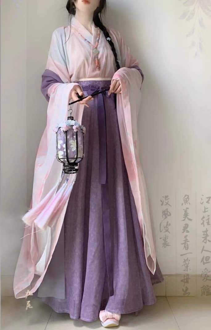The Rise of Hanfu Fashion:A 9-Year-Old Girls Journey into Traditional Chinese Attire