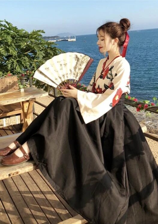 The Splendor of Three-Color Poppies in Traditional Chinese Hanfu Fashion The Splendor of Three-Color Poppies in Traditional Chinese Hanfu Fashion