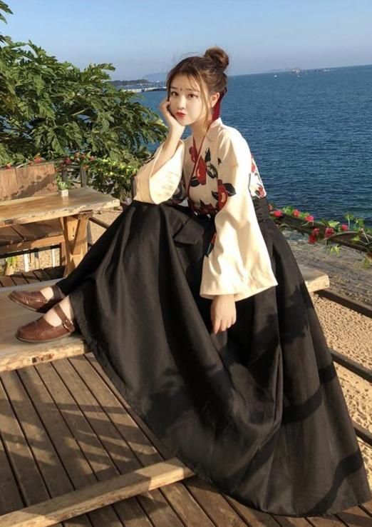 The Evolution of Hanfu Style in the Wei,Jin,North and South Dynasty Periods The Evolution of Hanfu Style in the Wei,Jin,North and South Dynasty Periods