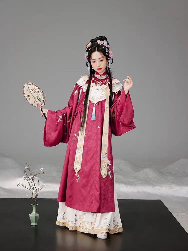 The Splendor of the Horseface Skirt and its螺钿Embroidery