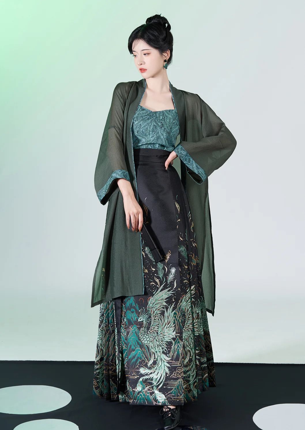 Embracing Modernity in a Traditional Cheongsam:The Rise of Fashionable Womens Qipao Embracing Modernity in a Traditional Cheongsam:The Rise of Fashionable Womens Qipao