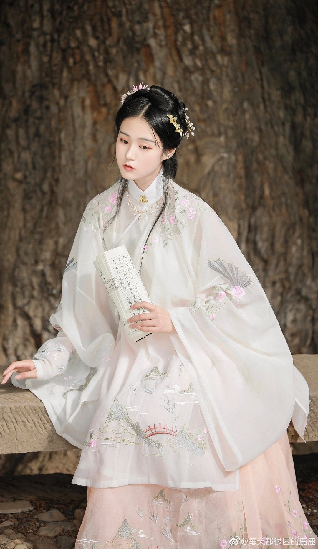 Traditional Chinese-Style Cheongsam for Girls in Winter Fashion Trends Traditional Chinese-Style Cheongsam for Girls in Winter Fashion Trends