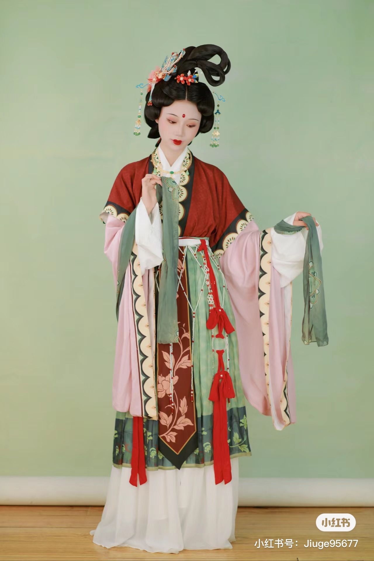 The Joyful Mother-in-Law in a Cheongsam with Medium Length Sleeves The Joyful Mother-in-Law in a Cheongsam with Medium Length Sleeves