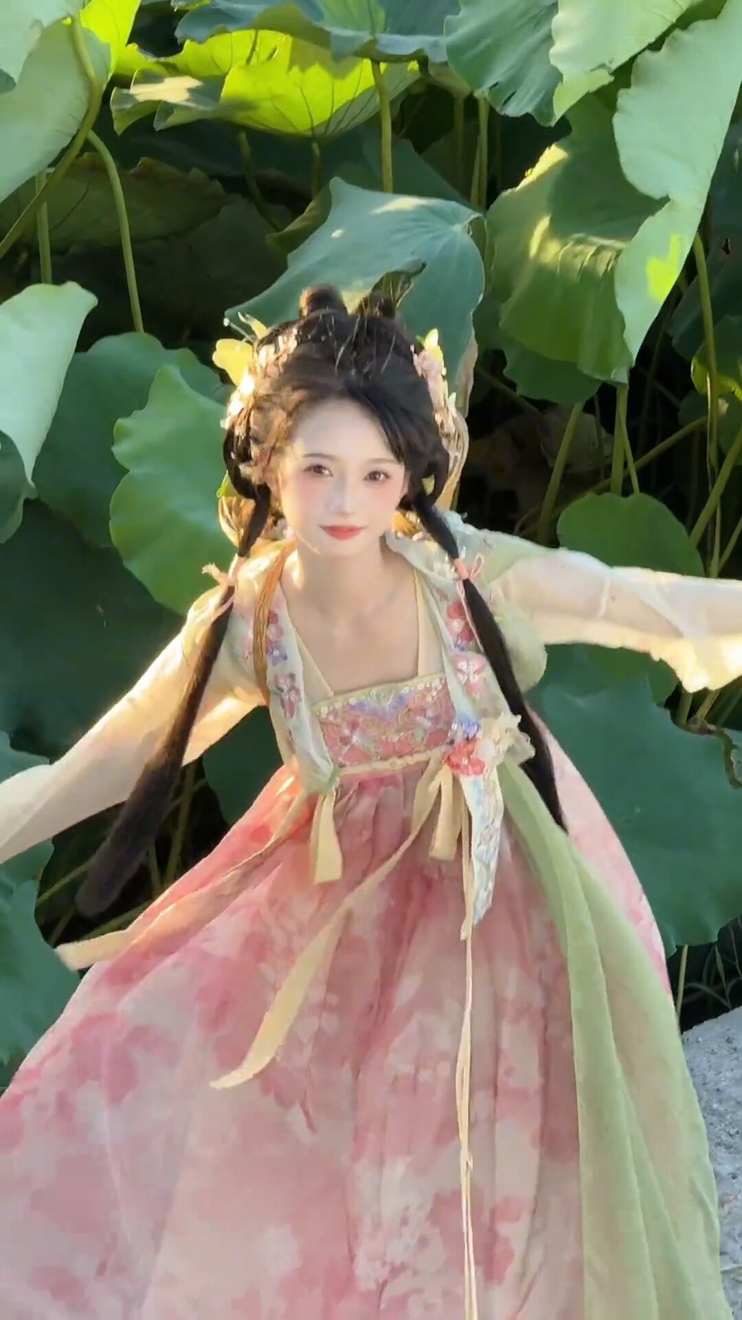 Dominating the Fashion:The Magnificent Charm of Hanfu Ancient Style Dominating the Fashion:The Magnificent Charm of Hanfu Ancient Style