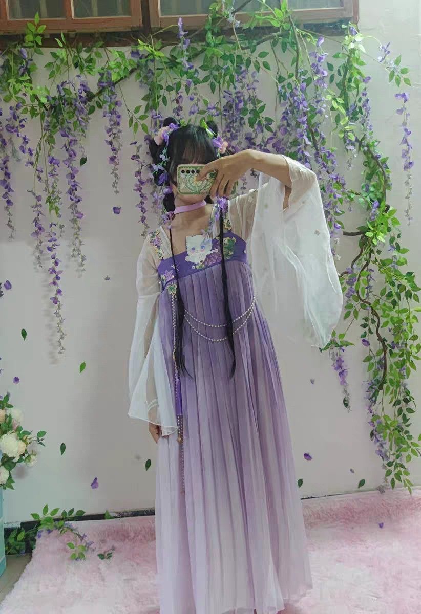 Embracing Modern Elegance:The Revival of Qipao with a Refined Air of Class Embracing Modern Elegance:The Revival of Qipao with a Refined Air of Class
