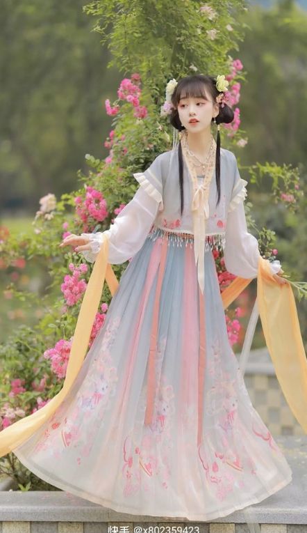 Embracing the Seduction of Short and Tight-fitting Cheongsam Embracing the Seduction of Short and Tight-fitting Cheongsam