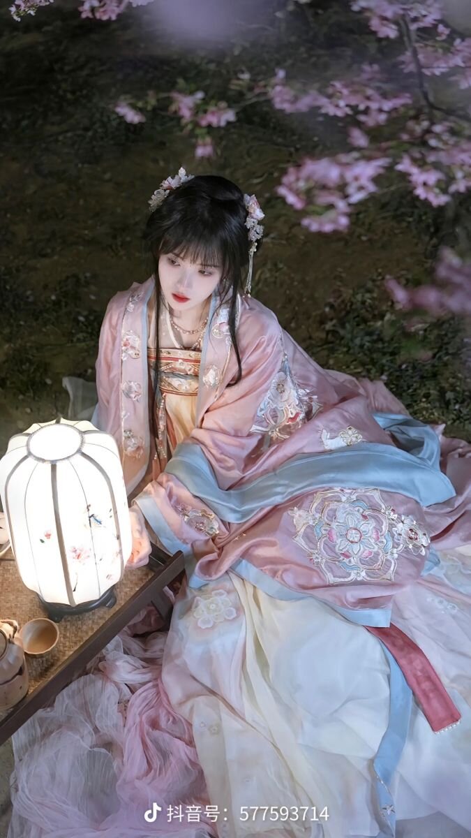 Summer Splendor:The Enchantment of Qipao in the Human World of Firefly Glows Summer Splendor:The Enchantment of Qipao in the Human World of Firefly Glows