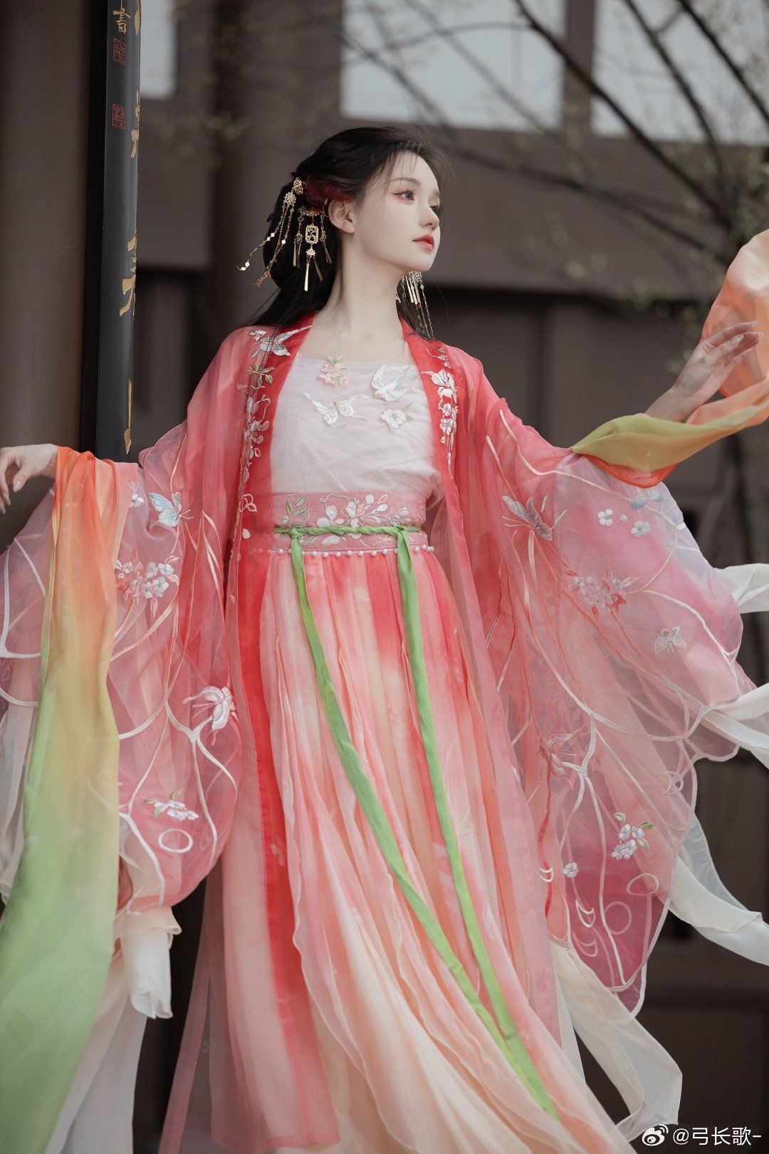 Innovating the Cheongsam:A Journey of Blending Traditional Elegance with Modern Apparel Innovating the Cheongsam:A Journey of Blending Traditional Elegance with Modern Apparel