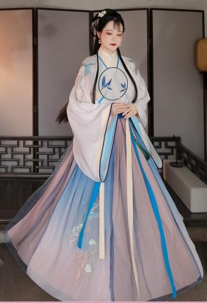 Embracing a New Era of Workwear:The Rise of Soft-Aging Cheongsam Embracing a New Era of Workwear:The Rise of Soft-Aging Cheongsam