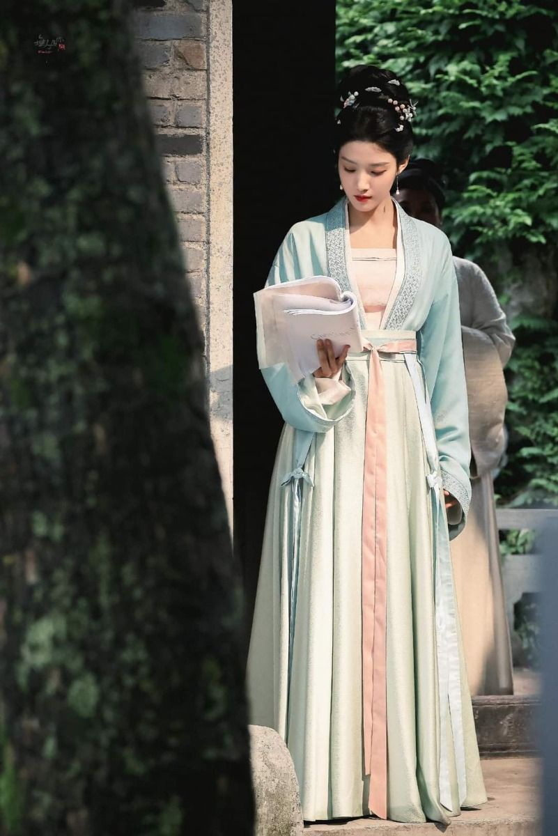 Winter Hanfu Pantsuit:A Traditional Elegance for Cold Days Winter Hanfu Pantsuit:A Traditional Elegance for Cold Days