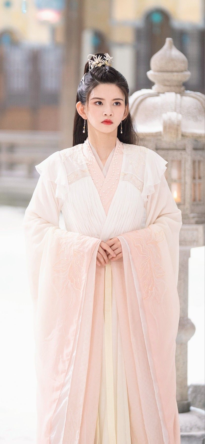 Red Knitwear Cardigan Paired with Cheongsam:A Stylish Fusion of Traditional and Modern Red Knitwear Cardigan Paired with Cheongsam:A Stylish Fusion of Traditional and Modern