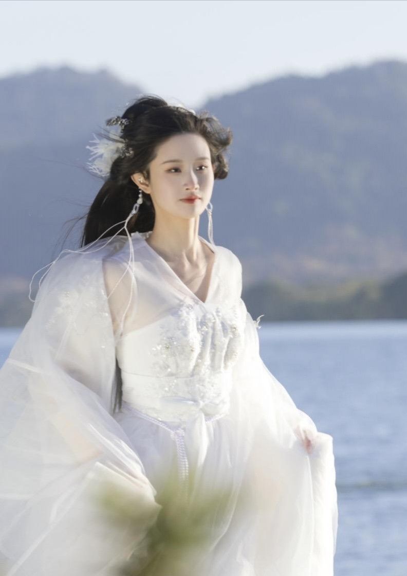 Hanfu Style:The Material Journey of the Traditional Fan Pack Hanfu Style:The Material Journey of the Traditional Fan Pack