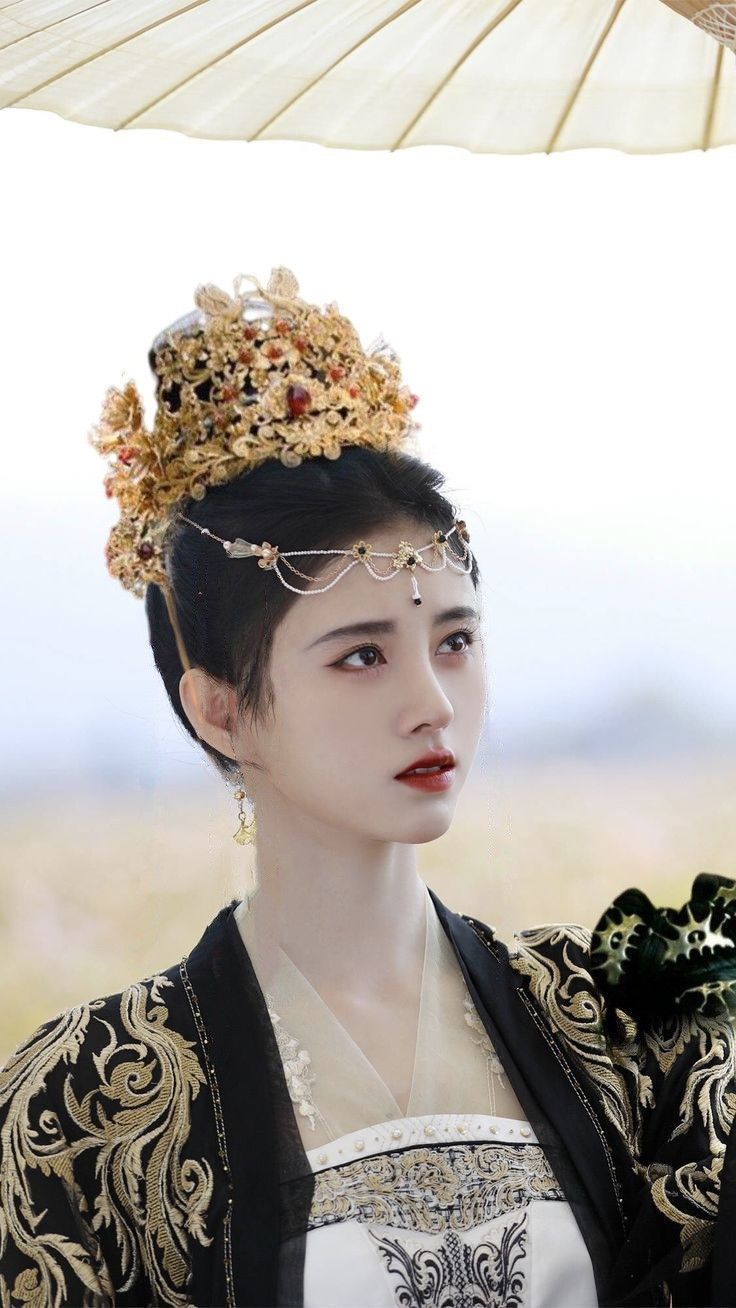 Ancient Style Round Fans and the Revival of Hanfu Fashion Ancient Style Round Fans and the Revival of Hanfu Fashion
