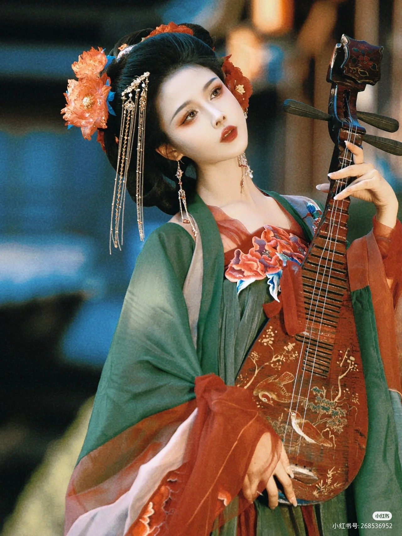 Splendid Beauties in Traditional Hanfu Fashion:The Splendor of Embroidery and Cultural Continuity Splendid Beauties in Traditional Hanfu Fashion:The Splendor of Embroidery and Cultural Continuity