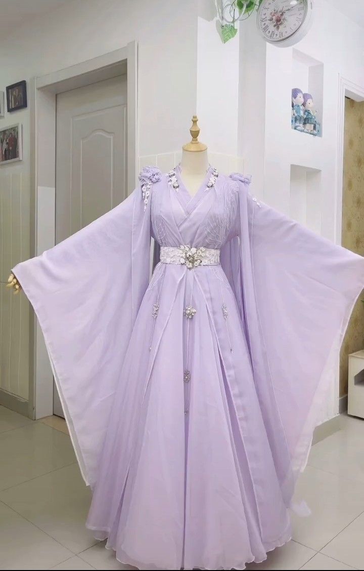 Chinese Womens Tang-Style Costumes and the Revival of Traditional Hanfu Fashion Chinese Womens Tang-Style Costumes and the Revival of Traditional Hanfu Fashion