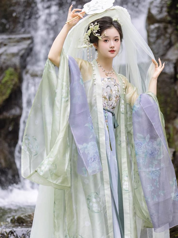 Sexy Cheongsam:The Essence of Chinese Traditional Elegance Sexy Cheongsam:The Essence of Chinese Traditional Elegance
