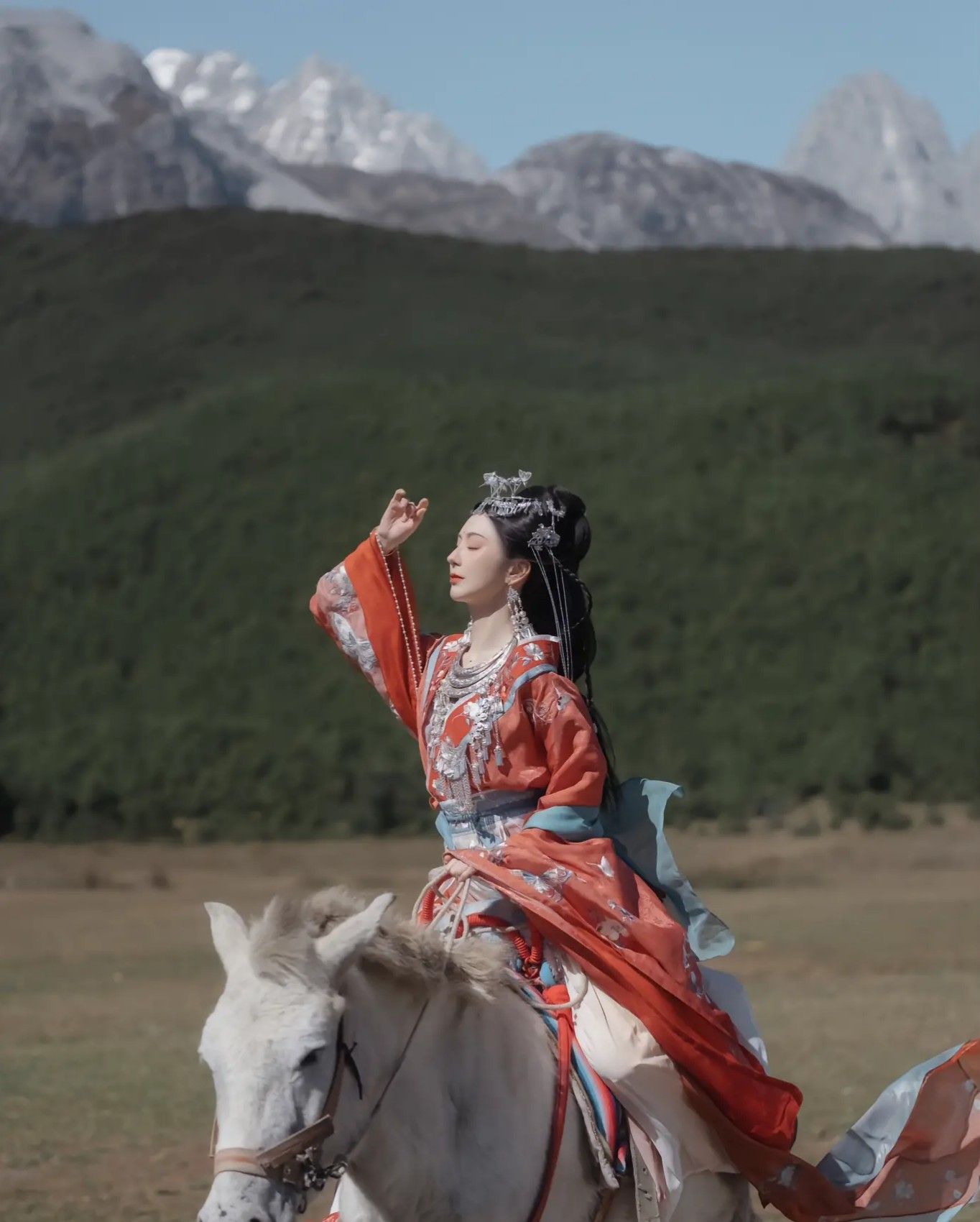 Traditional Horseface Skirt and Headdress for Chinese Wedding Traditional Horseface Skirt and Headdress for Chinese Wedding