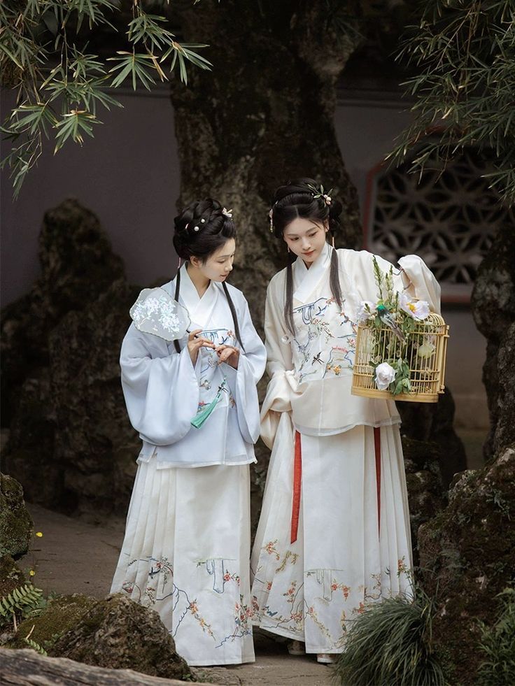 Elegant Black金丝绒Long-Style Cheongsam:A Symbol of Traditional Charm and Modern Glamour Elegant Black金丝绒Long-Style Cheongsam:A Symbol of Traditional Charm and Modern Glamour