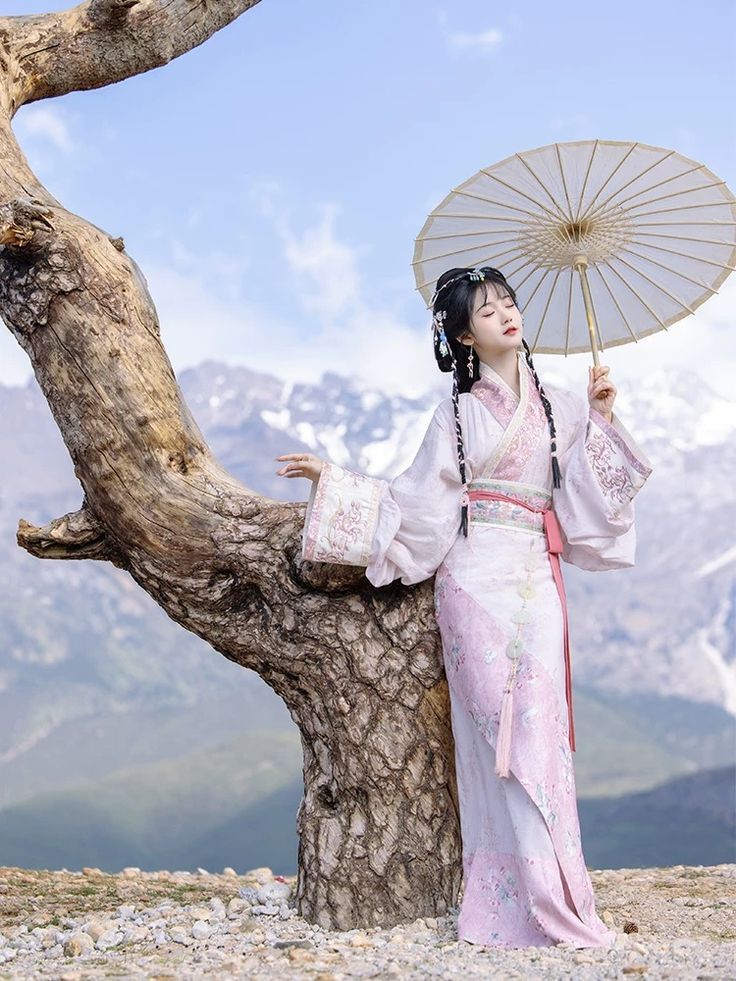 Emerald Green Hanfu Yueluo Back Cloud:The Splendor of Traditional Chinese Beauty Emerald Green Hanfu Yueluo Back Cloud:The Splendor of Traditional Chinese Beauty