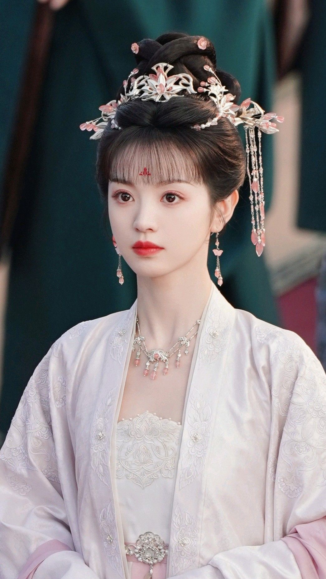 Green Cheongsam Dance Costume:Embodying Classical Elegance