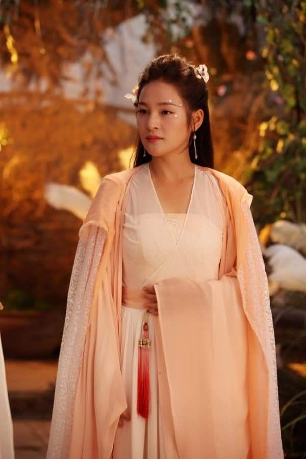 A Little Girl in Ancient Chinese Beauty:The Enchantment of Her Traditional Dress and Hanfu A Little Girl in Ancient Chinese Beauty:The Enchantment of Her Traditional Dress and Hanfu