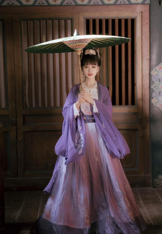 Embracing the Classic Charm of Fashionable Cheongsam:Unveiling Elegance and Poise Embracing the Classic Charm of Fashionable Cheongsam:Unveiling Elegance and Poise