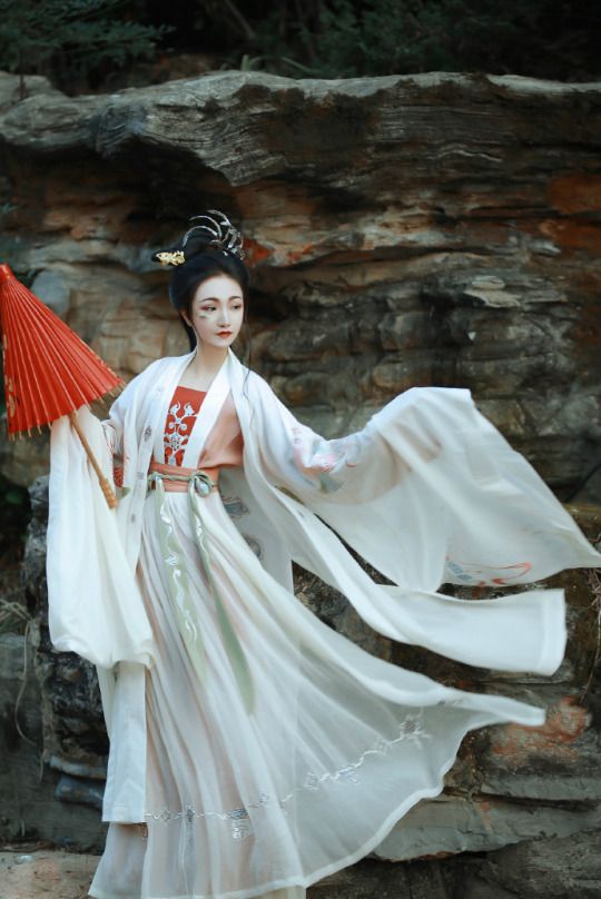 New Years Elegance:The Rise of Girls Traditional Hanfu Dress New Years Elegance:The Rise of Girls Traditional Hanfu Dress