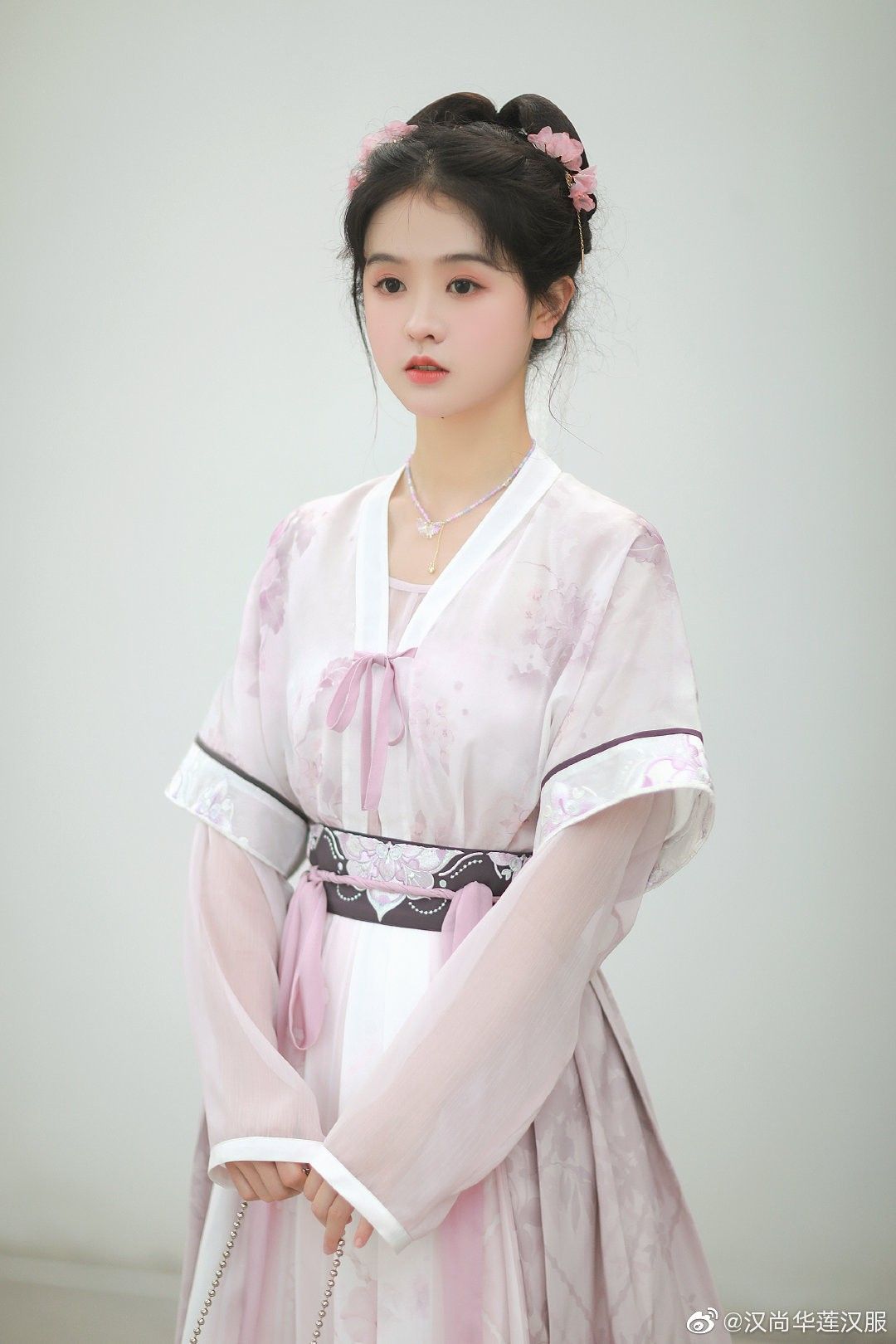 The Splendor of Traditional Chinese Fashion:A Performance of Hanfu Costumes The Splendor of Traditional Chinese Fashion:A Performance of Hanfu Costumes